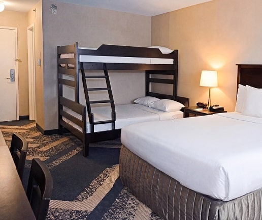 Skyline Hotel & Waterpark Bunk Bed One Queen