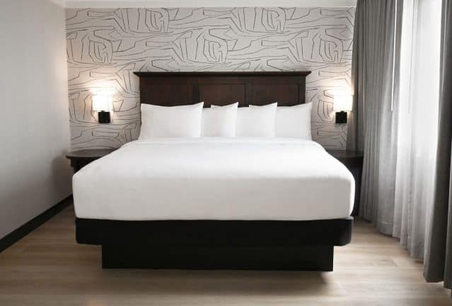 One King Bed Room at Clifton Victoria Inn at the Falls