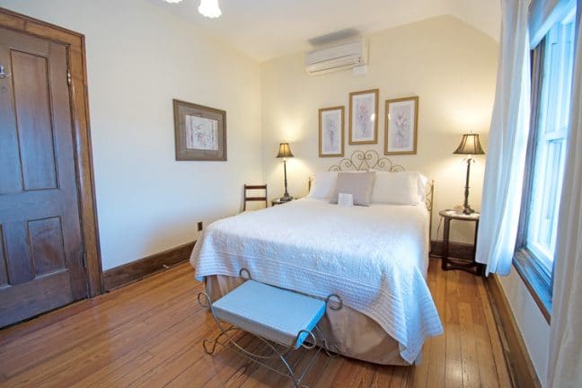 Greystone Manor Bed & Breakfast - Guestroom