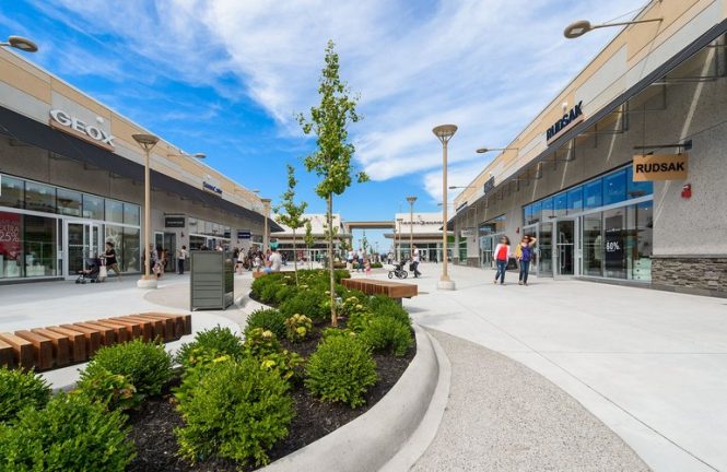 Center Court of Outlet Collection at Niagara