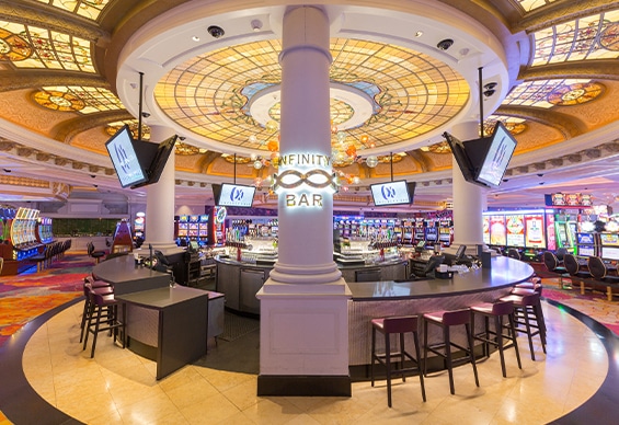 360 degree bar in Fallsview Casino Resort