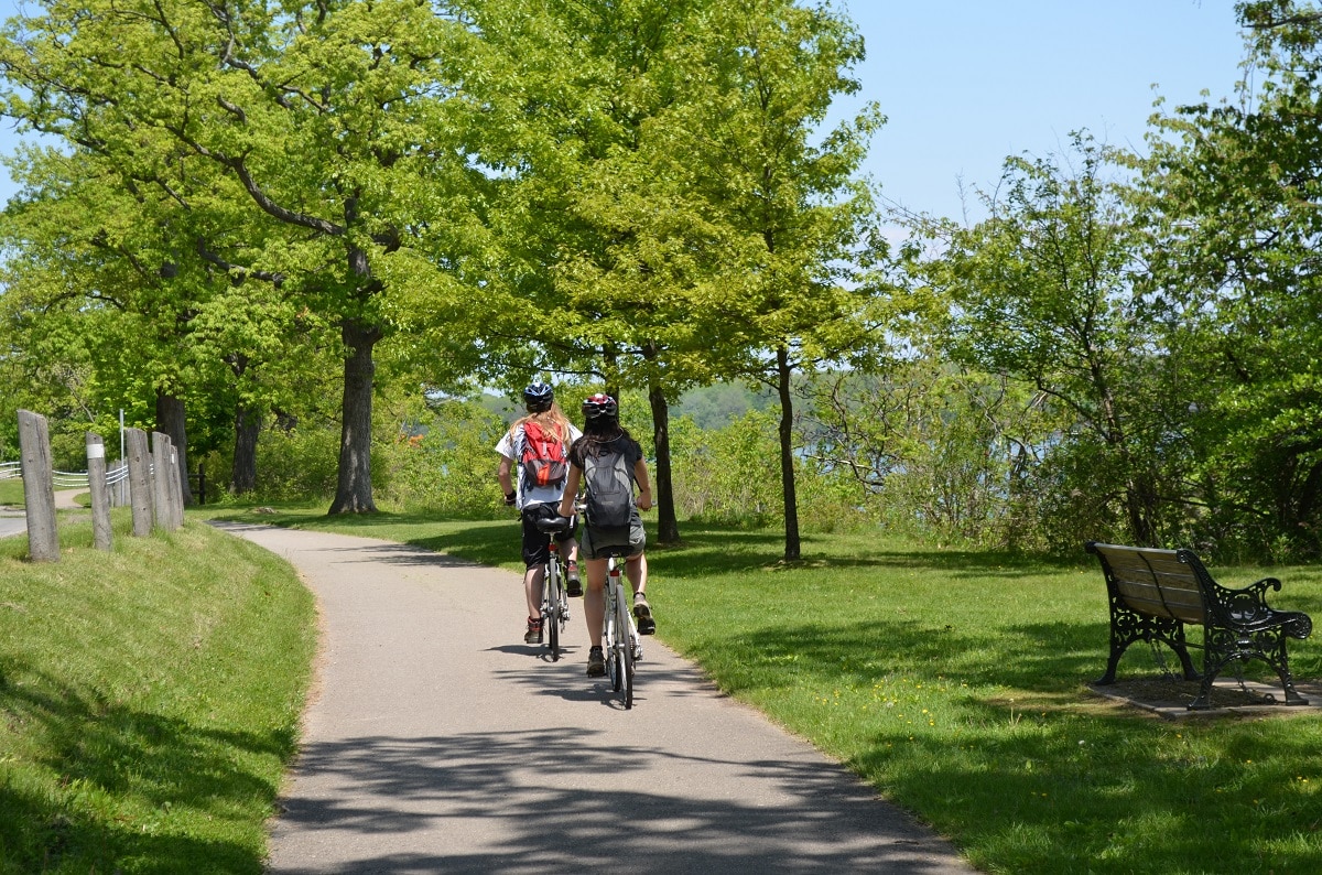 Cyclists on Niagara River Recreation Trail